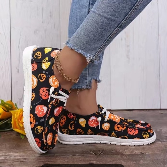 WOMEN’S Size 9.5 Slip On Pumpkin Print Shoes - Picture 1 of 11
